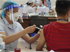 Hà Nội: Người dân đăng ký tiêm vaccine COVID-19 qua ứng dụng điện tử