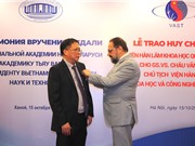 GS.VS Châu Văn Minh nhận Huy chương của Viện Hàn lâm Khoa học Quốc gia Belarus