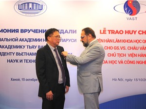 GS.VS Châu Văn Minh nhận Huy chương của Viện Hàn lâm Khoa học Quốc gia Belarus