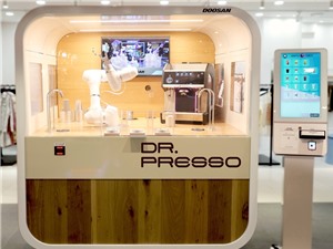 Hàn Quốc: Doosan Robotics ra mắt robot bán cà phê tự động