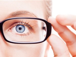 Thuốc nhỏ mắt có thể thay thế kính đọc sách cho người viễn thị