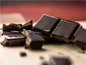 Khám phá tác dụng của việc ăn sô-cô-la đen đối với não bộ