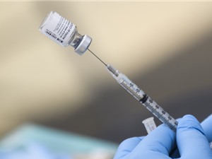 Vaccine RSV của Moderna đạt hiệu quả 84% ở người lớn tuổi