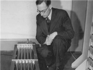Maurice Wilkes - Cha đẻ của chiếc máy tính điện tử đầu tiên ở Anh