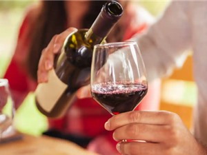 Uống rượu vừa phải có thể làm giảm nguy cơ bệnh tim do căng thẳng gây ra