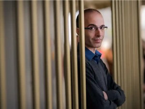 Giáo sư Yuval Harari: Các công ty AI phải đối mặt với án phạt vì tạo ra người giả
