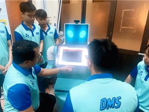 Robot y tá tự động hóa một phần quy trình khám bệnh