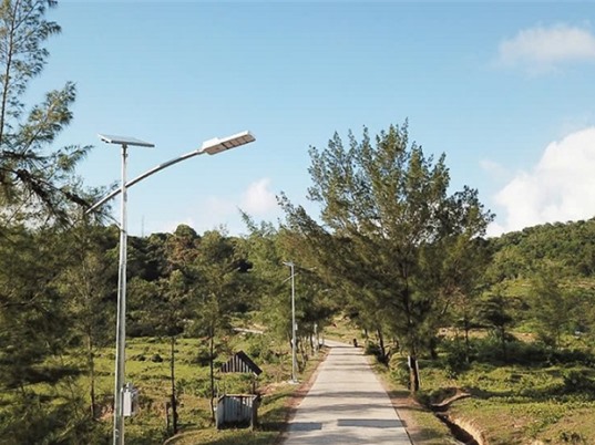 Ứng dụng đèn đường năng lượng mặt trời tích hợp IOT và AI cho môi trường biển đảo