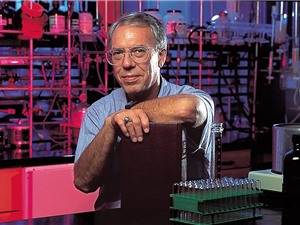 Robert Holton: Mở đường phát triển thuốc chống ung thư