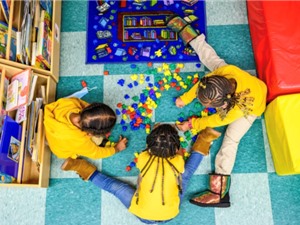 Sự khác nhau giữa các nhóm được chẩn đoán tự kỷ sớm và muộn