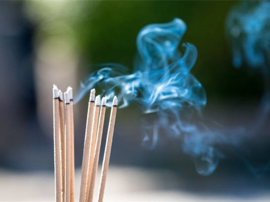 Đốt hương làm tăng nồng độ PM2.5 trong nhà 