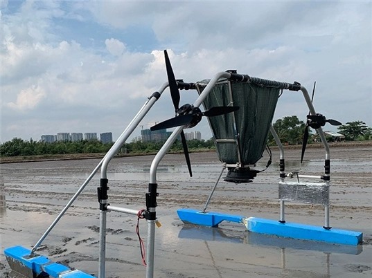 Tự động hóa nông nghiệp: Từ drone đến robot trượt bùn