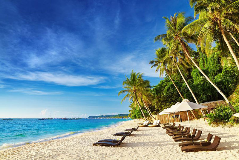 1. Boracay. Đây là hòn đảo nhỏ dài 7 km, với diện tích xấp xỉ hơn 10 km2, thuộc tỉnh Aklan, nằm cách thủ đô Manila của Philippines hơn 300 km về phía Nam. Boracay liên tục đứng đầu trong top 10 những bãi biển đẹp và lãng mạn nhất châu Á và thứ hai trong top 25 bãi biển đẹp nhất thế giới do du khách bình chọn trên trang du lịch Tripadvisor.