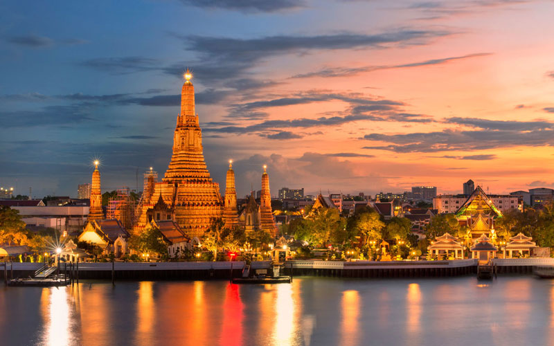 5. Bangkok. Thủ đô, đồng thời là thành phố đông dân nhất của Thái Lan. Sự bùng nổ kinh tế của khu vực Đông Nam Á những năm 1980 và 1990 đã thúc đẩy nhiều công ty đa quốc gia đặt trụ sở khu vực tại Bangkok. Bangkok hiện là một trung tâm kinh tế và tài chính trong khu vực. Thành phố đóng vai trò một điểm trung chuyển trong giao thông quốc tế và nổi lên như một đầu tàu trong lĩnh vực chăm sóc sức khỏe, nghệ thuật, thời trang và giải trí. Về du lịch, Bangkok nổi tiếng với nhịp sống về đêm sôi động và nhiều di tích lịch sử văn hóa.